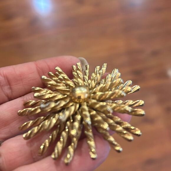 Vintage Monet large gold swirl brooch pin- - Picture 5 of 5